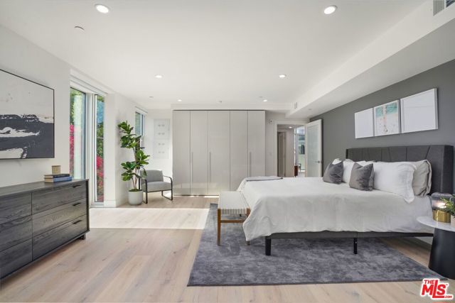 8210 Fountain Avenue, West Hollywood CA: https://media.crmls.org/mediaz/a8894cc1-5aac-418b-a925-7a4010622a9b.jpg