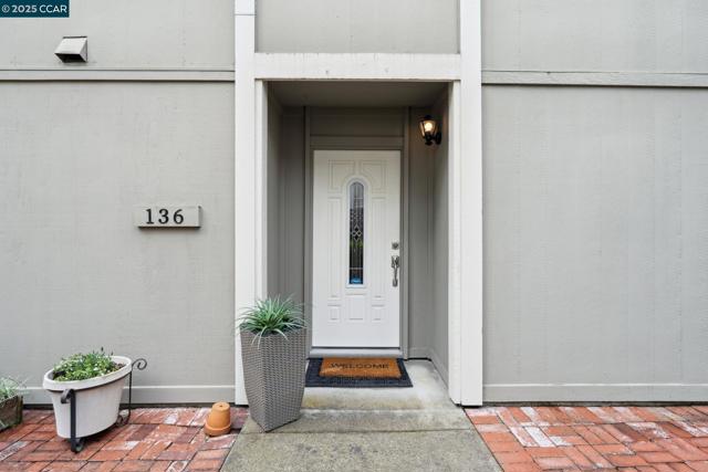 136 Garden Creek Pl, Danville CA: https://media.crmls.org/mediaz/a88975b8-5710-4645-bfa3-e719eed3e6ee.jpg