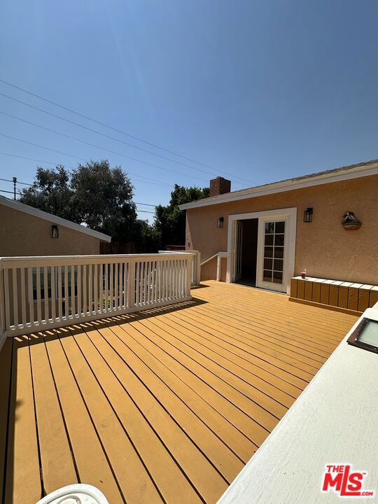 8037 Campion Drive, Los Angeles CA: https://media.crmls.org/mediaz/a889939d-37da-43c0-8716-127815ea6ec4.jpg