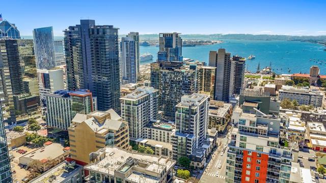 425 W Beech Street, San Diego CA: https://media.crmls.org/mediaz/a889a869-bd24-4b0e-bd38-7bff79531c68.jpg