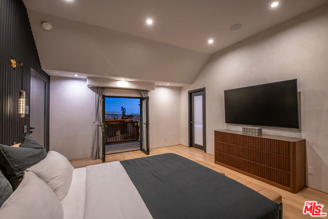 8721 Sunset Plaza Terrace, West Hollywood CA: https://media.crmls.org/mediaz/a88d4145-1f8c-498a-8119-aeaa979cb5a3.jpg