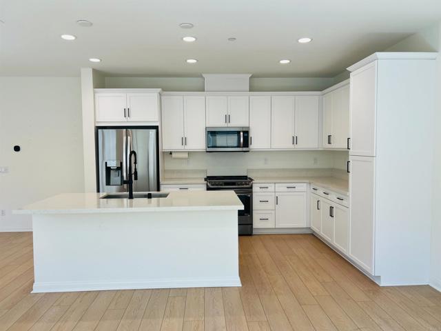 Detail Gallery Image 12 of 59 For 530 Longmeadow St, Vista,  CA 92081 - 3 Beds | 2/1 Baths