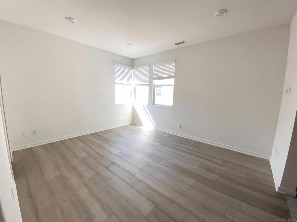 https://media.crmls.org/mediaz/a88e258b-af92-4302-acd6-8e3d8120aa05.jpg?preset=X-Large