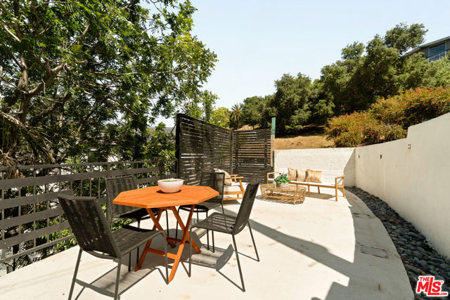 11587 Sunshine Terrace, Studio City CA: https://media.crmls.org/mediaz/a88e4c77-6d23-4813-aa88-d716bac4725b.jpg