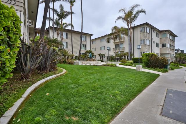 220 Coast Blvd, La Jolla CA: https://media.crmls.org/mediaz/a89136c4-04c6-4147-a025-07a81503bfa8.jpg