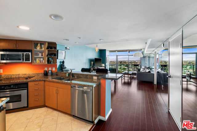 13700 Marina Pointe Drive, 1007 photo 3