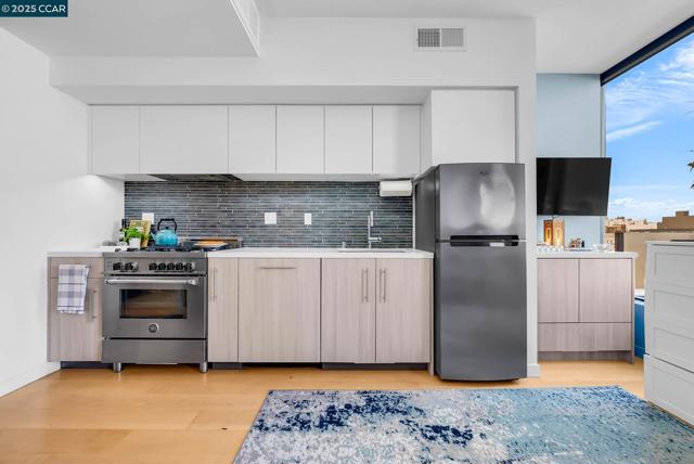 1515 15Th St, San Francisco CA: https://media.crmls.org/mediaz/a8931fa8-be84-43a1-9311-7114664bd7d7.jpg