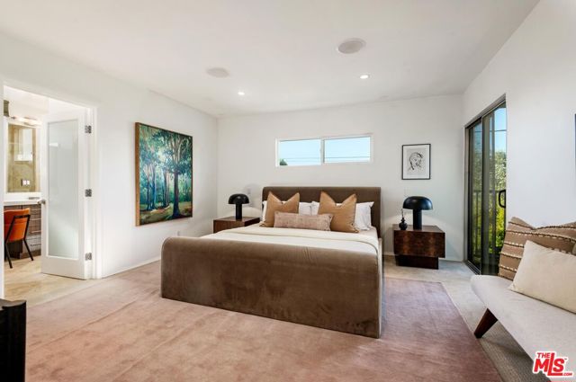 949 N Kings Road, West Hollywood CA: https://media.crmls.org/mediaz/a8943b0d-5ece-4595-932d-3451560713a8.jpg