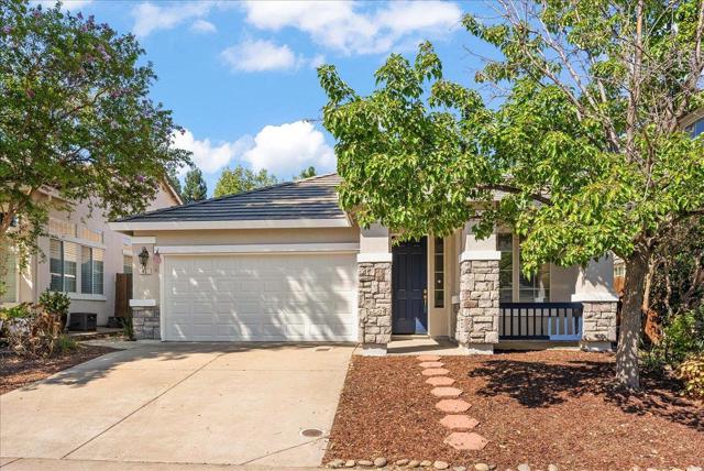 45 Diggins Drive, Folsom CA: https://media.crmls.org/mediaz/a8949e56-dda8-422d-b8cd-bdc72f1ab855.jpg