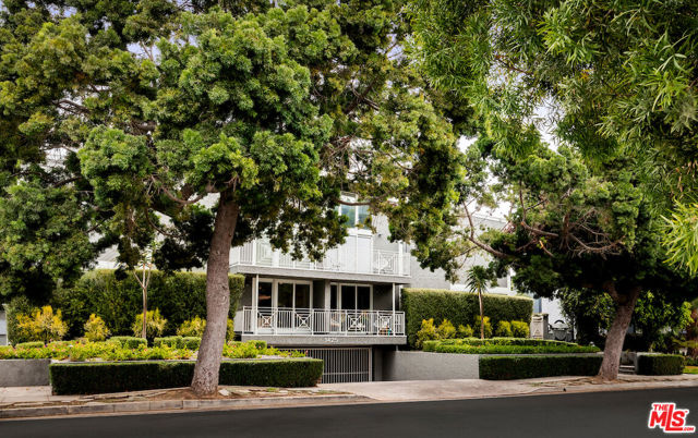 1425 Stanford Street, Santa Monica CA: https://media.crmls.org/mediaz/a894a901-bbdd-4999-abdb-f56dd46b5229.jpg