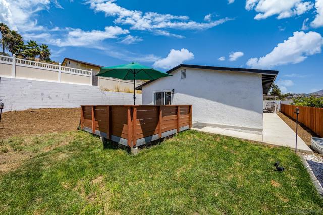 1210 Maria Ave, Spring Valley CA: https://media.crmls.org/mediaz/a8950277-74dd-4597-8054-e05b7c314601.jpg