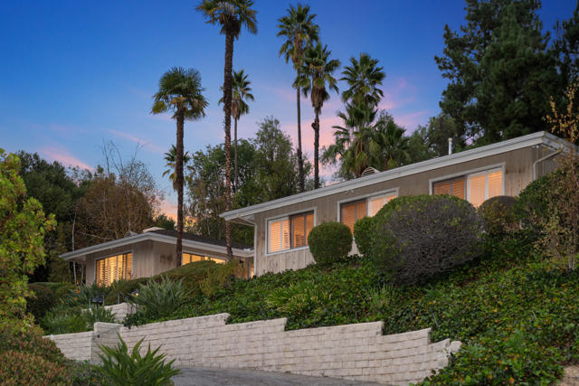 16445 Garvin Drive, Encino CA: https://media.crmls.org/mediaz/a8955a15-ee5b-4a8d-9b93-298676f714f3.jpg