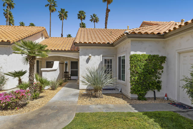 182 Desert Falls Circle, Palm Desert CA: https://media.crmls.org/mediaz/a896214b-ac90-4cc7-b71d-988e2691567f.jpg