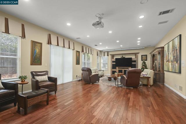 1105 Peacock Creek Dr, Clayton CA: https://media.crmls.org/mediaz/a896a91d-006b-433b-a006-aa8d0b7a08eb.jpg