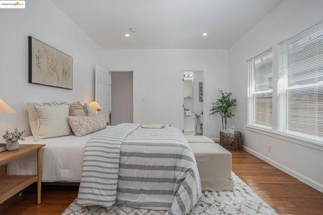 879 45Th St, Oakland CA: https://media.crmls.org/mediaz/a896dbcf-3c24-428e-b467-079fd064ae7b.jpg