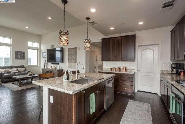 3077 Valley Of Hearts Del Pl, San Jose CA: https://media.crmls.org/mediaz/a8982b8a-5965-4033-baf0-aa04515aee46.jpg