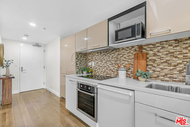 901 S Flower Street, Los Angeles CA: https://media.crmls.org/mediaz/a89900eb-e84b-47f6-afe4-7cb3c2297399.jpg