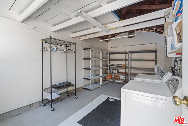 2421 Cloy Avenue, Venice CA: https://media.crmls.org/mediaz/a8998a11-6c02-4052-9782-daaa0bf384d6.jpg