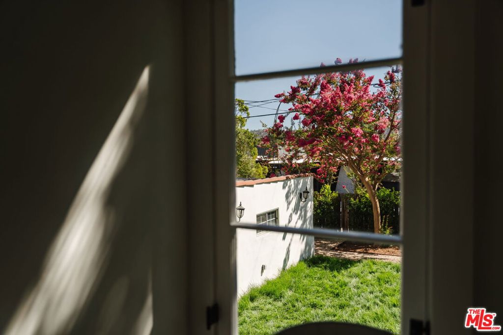 https://media.crmls.org/mediaz/a8998adf-a564-4251-b2b3-403911d6f739.jpg?preset=X-Large