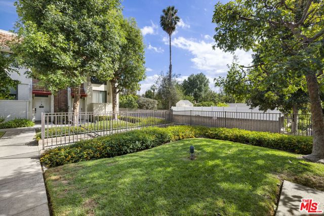 6540 Hayvenhurst Avenue, Lake Balboa CA: https://media.crmls.org/mediaz/a89ac410-119b-41c0-b7af-c1de63ca04dc.jpg