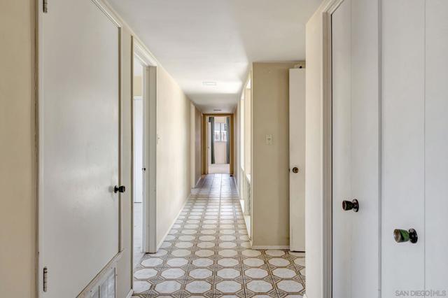 8838 La Jolla Scenic Dr N, La Jolla CA: https://media.crmls.org/mediaz/a89ae55e-eb89-46f6-89ae-76d36ffeddbe.jpg