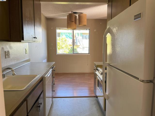 3751 Harrison St, Oakland CA: https://media.crmls.org/mediaz/a89bbf11-4f9f-44b3-83cc-f01bcfb2d35d.jpg