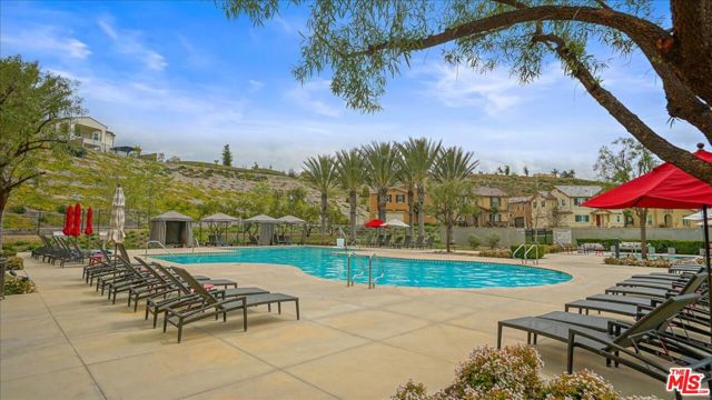 27336 Ellery Place, Santa Clarita CA: https://media.crmls.org/mediaz/a89d4997-2402-4793-8393-415405fb1171.jpg