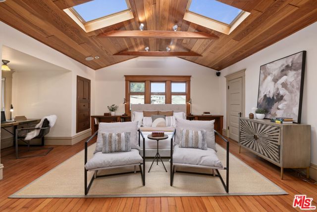 21 Park Avenue, Venice CA: https://media.crmls.org/mediaz/a89db081-603a-44ea-9bf9-8cb1a9e7f948.jpg