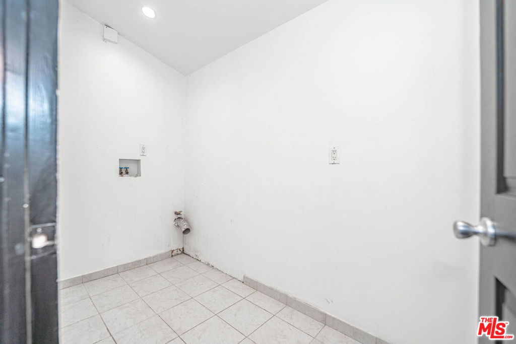 https://media.crmls.org/mediaz/a89e0047-44fa-4498-96f3-f589484dfdbc.jpg?preset=X-Large