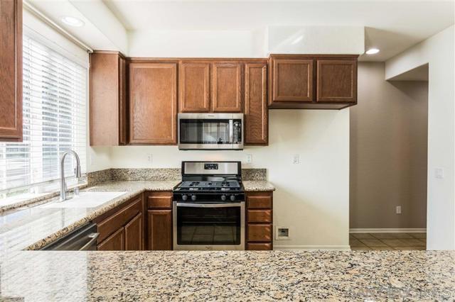 Detail Gallery Image 3 of 21 For 1441 Levant Ln Unit 5, Chula Vista,  CA 91913 - 3 Beds | 2/1 Baths