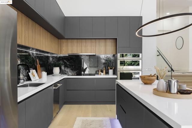 7270 Woodrow Dr, Oakland CA: https://media.crmls.org/mediaz/a89fedb5-838a-4692-9bd7-a6b2602d073b.jpg