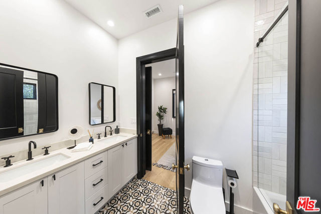 123 S Kilkea Drive, Los Angeles CA: https://media.crmls.org/mediaz/a8a18335-1dac-4c72-8ce0-86019f8b5724.jpg