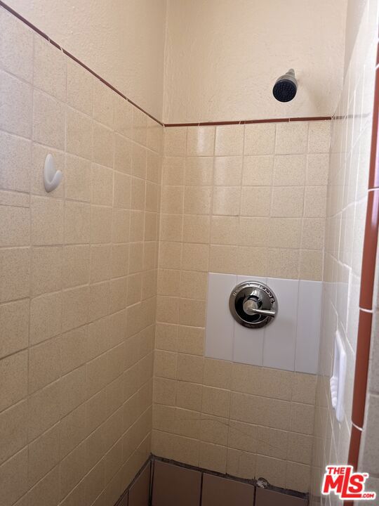 112 S Eucalyptus Avenue, Inglewood CA: https://media.crmls.org/mediaz/a8a360cb-205c-4906-b41a-3797201a1938.jpg