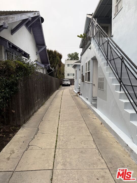 6640 Leland Way, Los Angeles CA: https://media.crmls.org/mediaz/a8a47839-4d4c-4990-9de3-916fe2876ebd.jpg