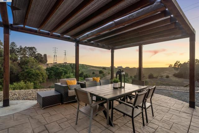 3879 Blackstone Ct, Castro Valley CA: https://media.crmls.org/mediaz/a8a53c5f-be7e-4423-80eb-79cdb85fd007.jpg