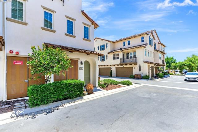 1038 S Monarch, San Ramon CA: https://media.crmls.org/mediaz/a8a5a322-c04b-4e9c-b6a8-8fb2ac868fce.jpg