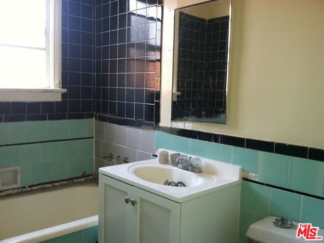 607 S Dunsmuir Avenue, Los Angeles CA: https://media.crmls.org/mediaz/a8a5ab3c-f52d-45b7-997a-261f8da31b6b.jpg