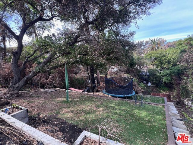 16521 Las Casas Place, Pacific Palisades CA: https://media.crmls.org/mediaz/a8a5e340-2fa8-4339-bfb6-48b911b24792.jpg
