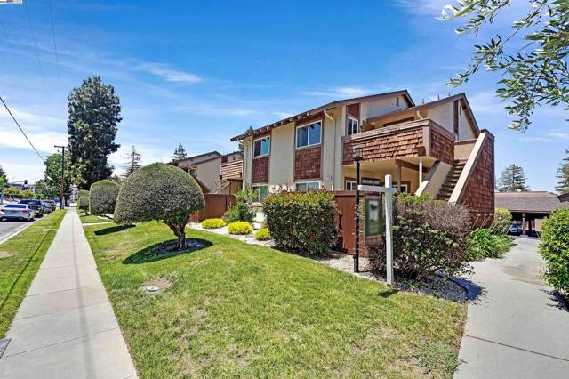 136 Hackamore Ln, Fremont CA: https://media.crmls.org/mediaz/a8a6cc0a-d717-47b8-95b7-7537559b9512.jpg