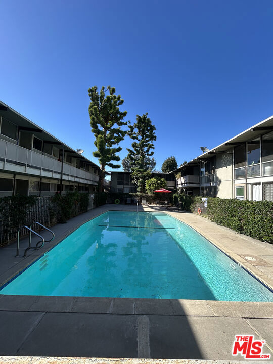 11133 Rose Avenue, Los Angeles CA: https://media.crmls.org/mediaz/a8a74696-2f63-48ee-bb32-89b2a37e30e6.jpg