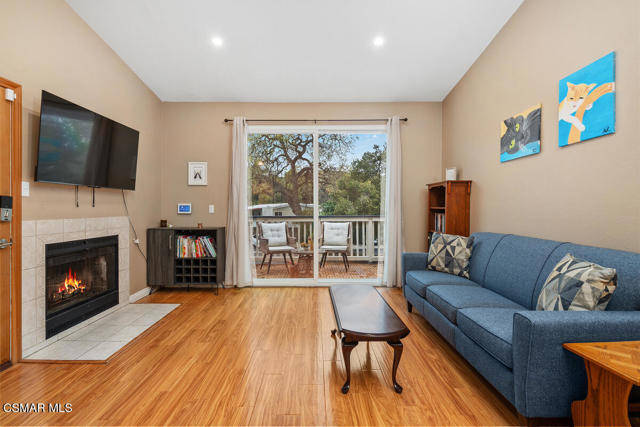 2414 Pleasant Way, Thousand Oaks CA: https://media.crmls.org/mediaz/a8a78caa-fc99-4755-8ca9-a887ed030e1f.jpg