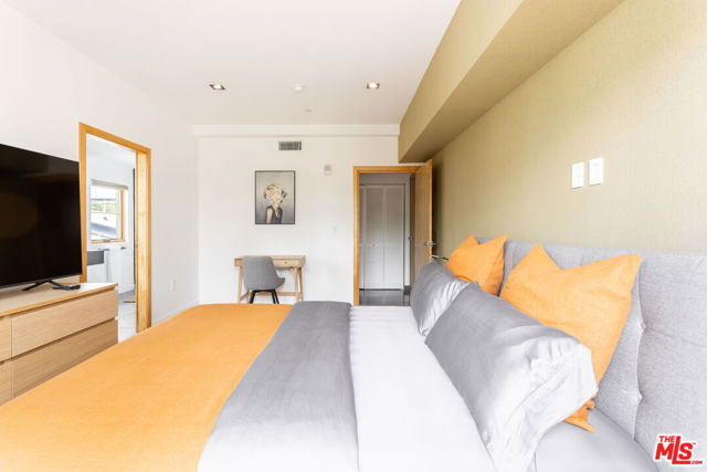 547 N Sweetzer Avenue, West Hollywood CA: https://media.crmls.org/mediaz/a8a846ed-5f8c-4a03-9067-1b7b755ea213.jpg
