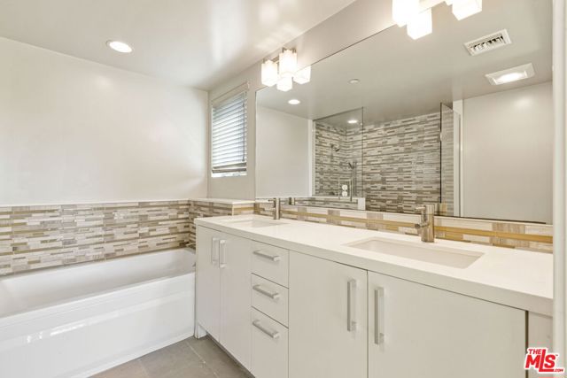 11715 Goshen Avenue, Los Angeles CA: https://media.crmls.org/mediaz/a8a9b10f-fa38-4c35-817d-6c4ea96d1de9.jpg