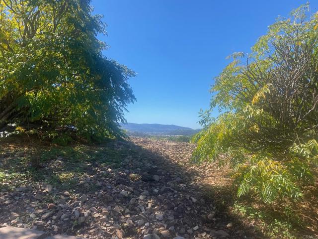 1320 RICHLAND RD, San Marcos CA: https://media.crmls.org/mediaz/a8a9b6be-67e0-4baa-94ad-5abcd1ab8136.jpg