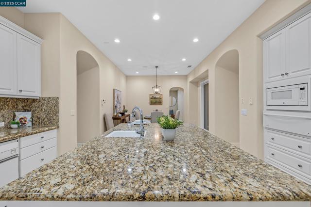 1966 Casablanca St, Danville CA: https://media.crmls.org/mediaz/a8acbd0c-4706-4ffe-8527-b2ded32994c1.jpg