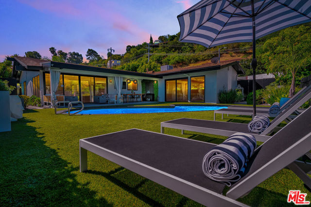3001 Dona Nenita Place, Studio City CA: https://media.crmls.org/mediaz/a8ad3c33-1f92-4364-a973-18ec162d23aa.jpg