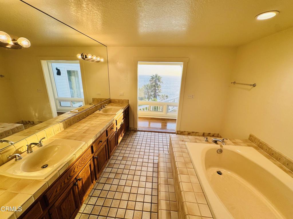 https://media.crmls.org/mediaz/a8ae5900-4126-4d78-8103-f1ad405890ca.jpg?preset=X-Large