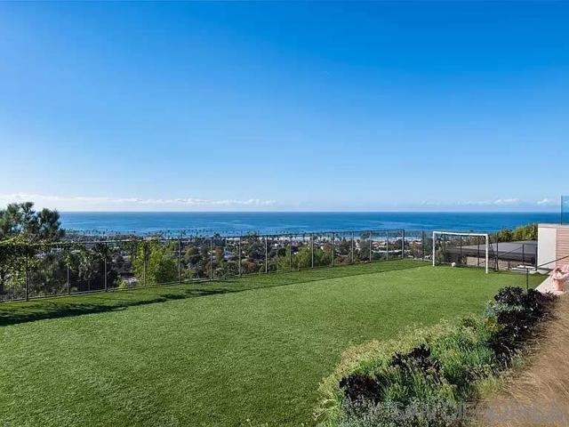 2585 Calle Del Oro, La Jolla CA: https://media.crmls.org/mediaz/a8afb87a-cc89-4efc-b0bc-21bb4206c818.jpg