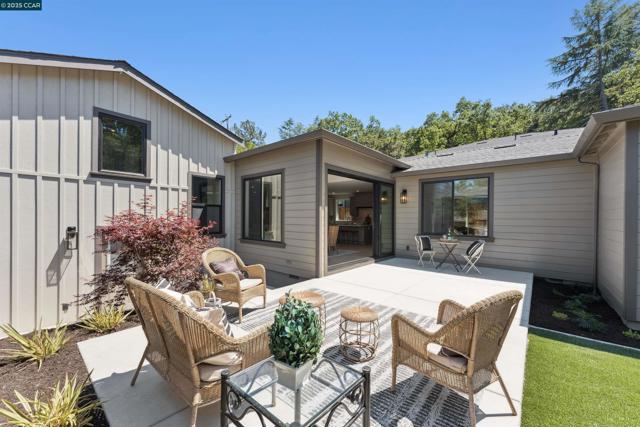 951 Yorkshire Ct, Lafayette CA: https://media.crmls.org/mediaz/a8b0210d-2bdc-4e5b-909a-878a541710df.jpg