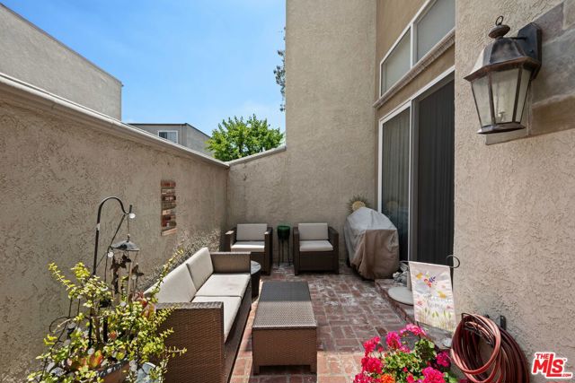 21901 Lassen Street, Chatsworth CA: https://media.crmls.org/mediaz/a8b19262-aa21-41c2-8f10-b58cb3583a89.jpg
